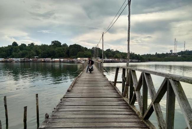 Kondisi Jembatan Penghubung Jagoh Besar-Seberang Kemas  Rusak Parah